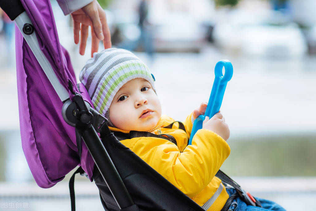 10个月宝宝坐婴儿车爬起来,10个月宝宝推车太晃