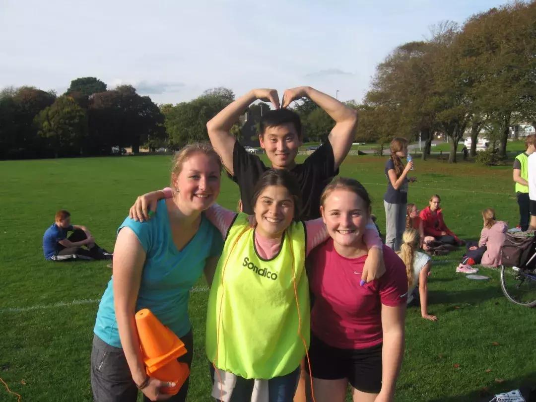 暑期游学英语课程,英国游学夏令营必需要学习英语