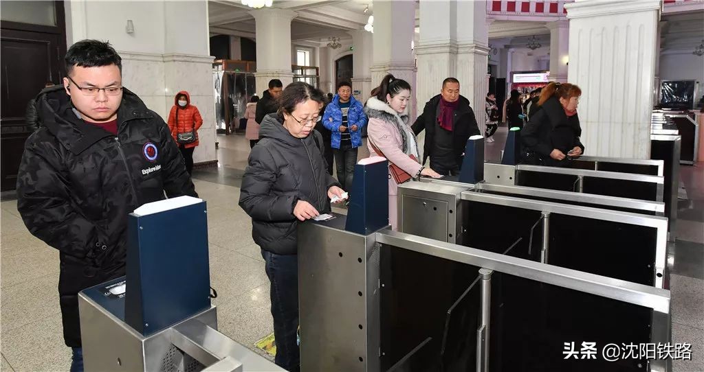 实行电子客票首日旅客为便捷点赞