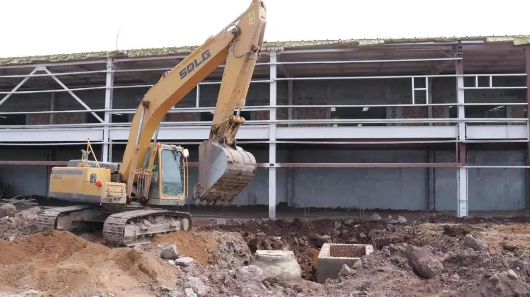 挖机老板和司机对话,利用挖机小技巧快速赚钱