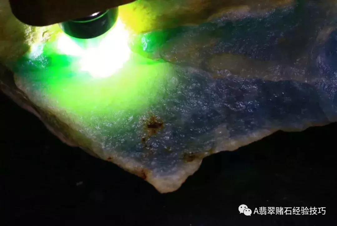 翡翠的颜色越浓越好吗,翡翠的光泽度等级区别