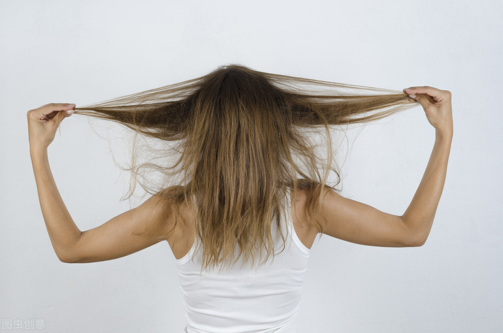 改善头发干枯毛躁头发又亮又滑,教你解救干枯毛躁还蓬松的头发