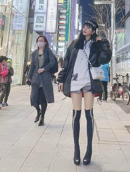 吴宣仪粉色蝴蝶短裙,吴宣仪黑色长筒袜加短裙