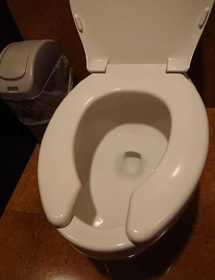 厕所的马桶为什么有一个洞,美国马桶前面有个缺口