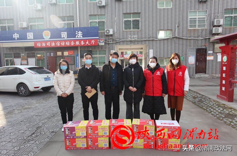 心系疫区暖心捐赠的最美女经理兰娜娜（组图）