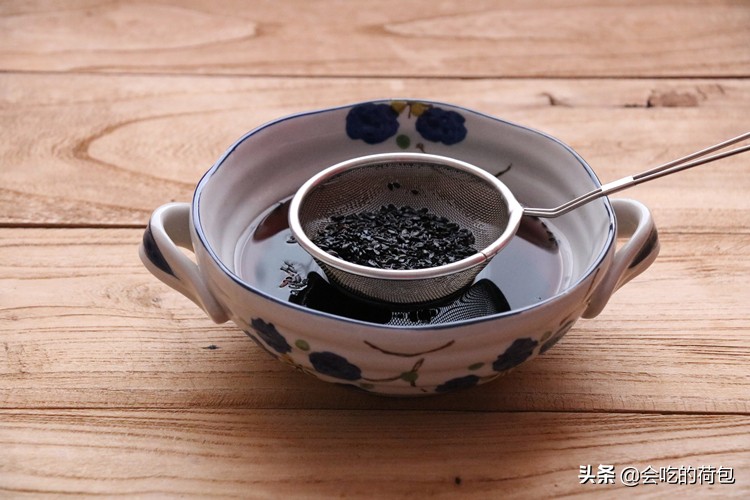 吃黑芝麻好处多,教你懒人做法,做一次吃半个月,随吃随取真省事