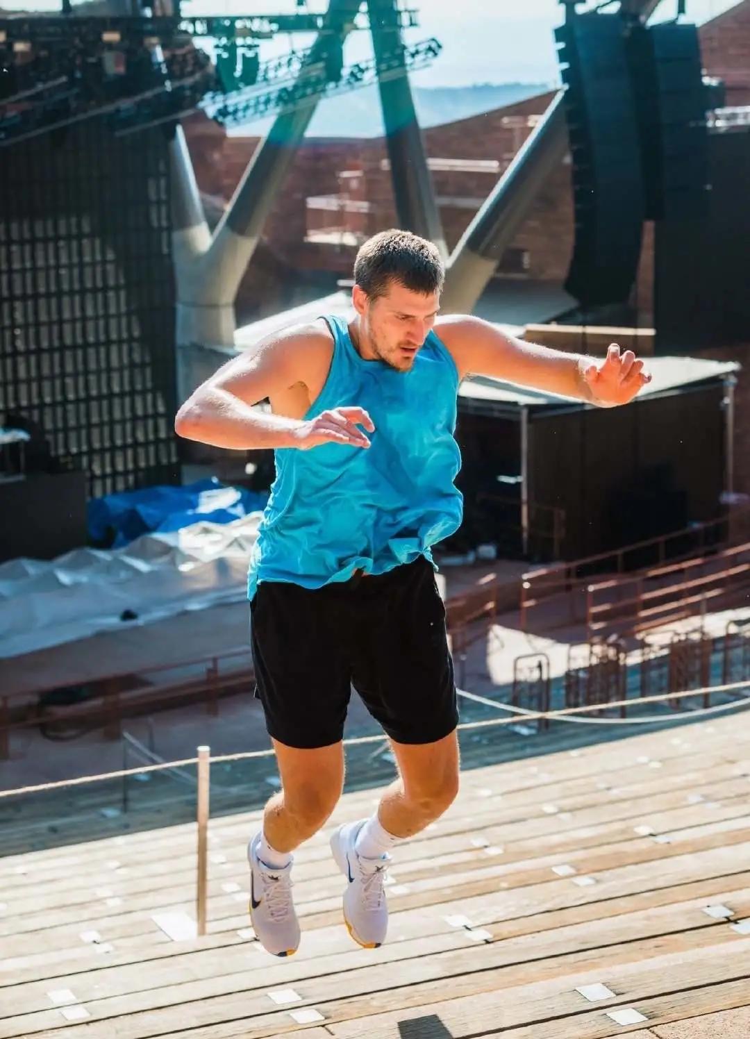 zoomgtjump约基奇,为什么约基奇喜欢穿zoomrize2