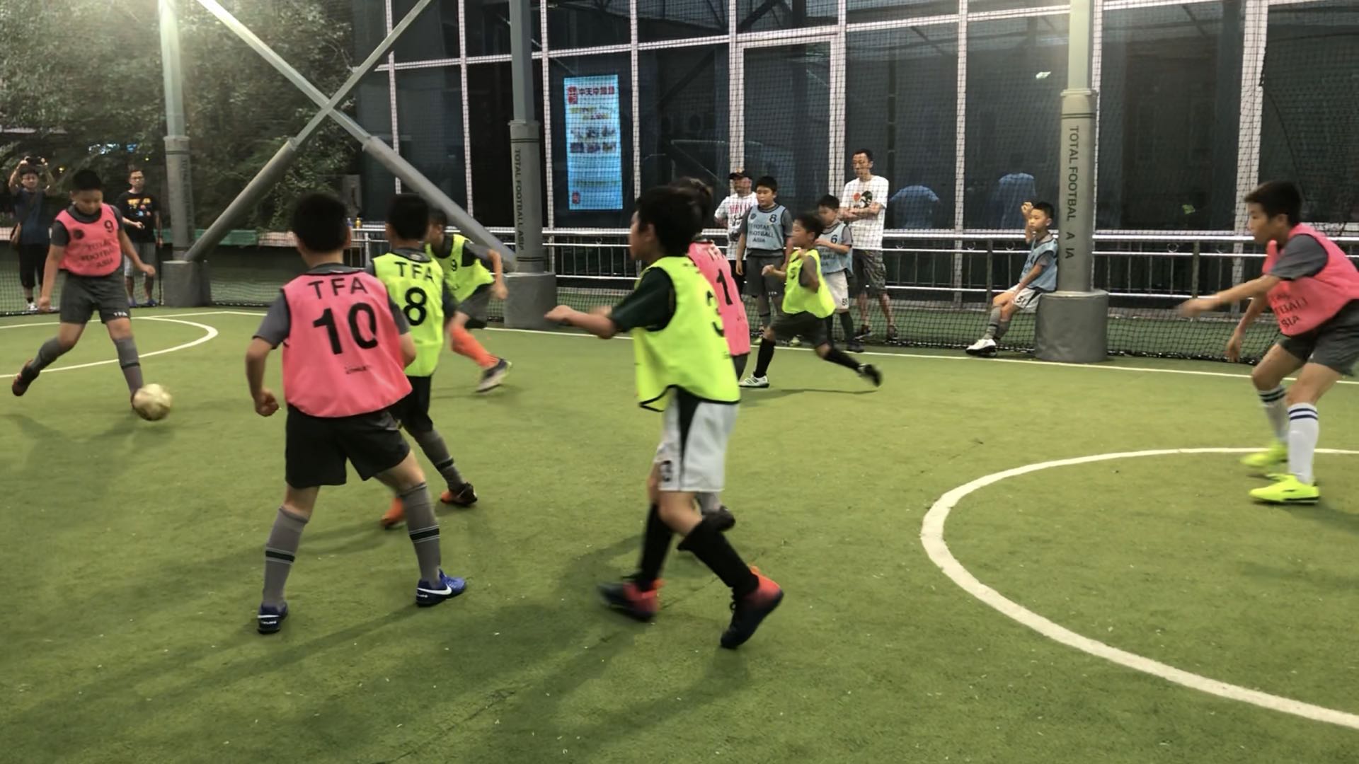 日本足球教练给球员训话,日本青训提升球感动作