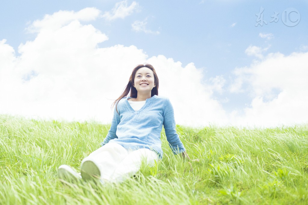 小说：寡妇扭伤了脚踝倒在地上，他给寡妇按摩，寡妇说床上更方便