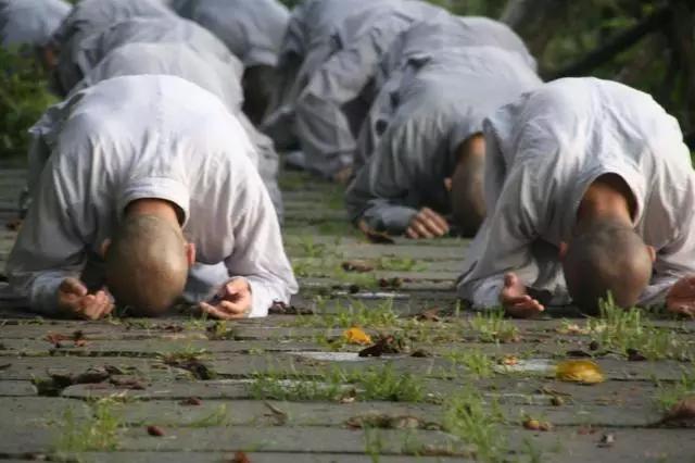 拜佛一定要有八个动作,拜佛最正确的动作