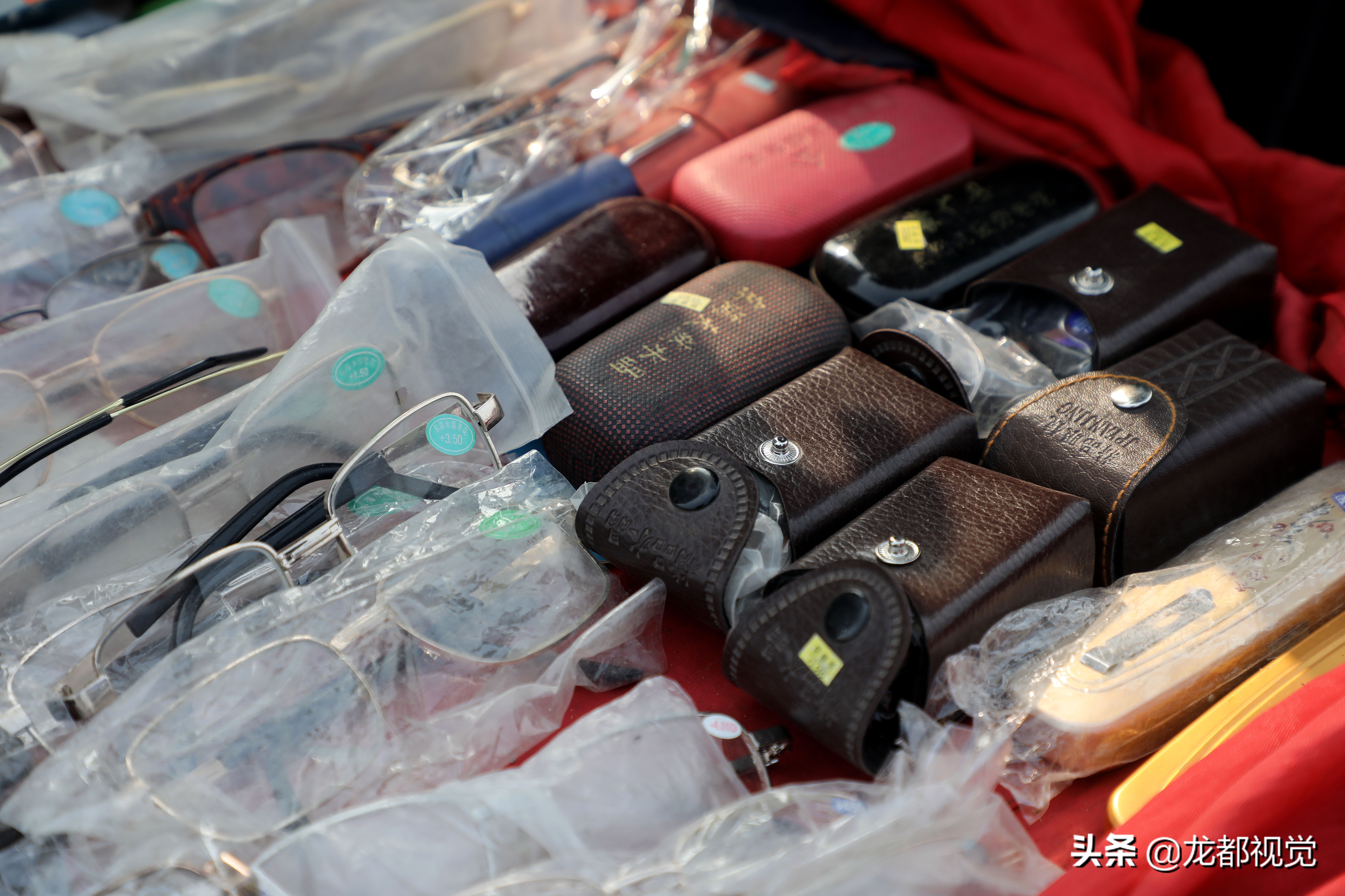 农村大爷集市卖稀少物品,农村赶集卖老花镜多少钱合适