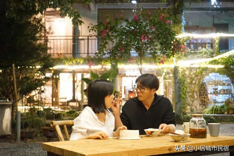 组队去火爆的玻璃屋民宿，星空下围炉火锅烧烤，唱k麻将，放烟花