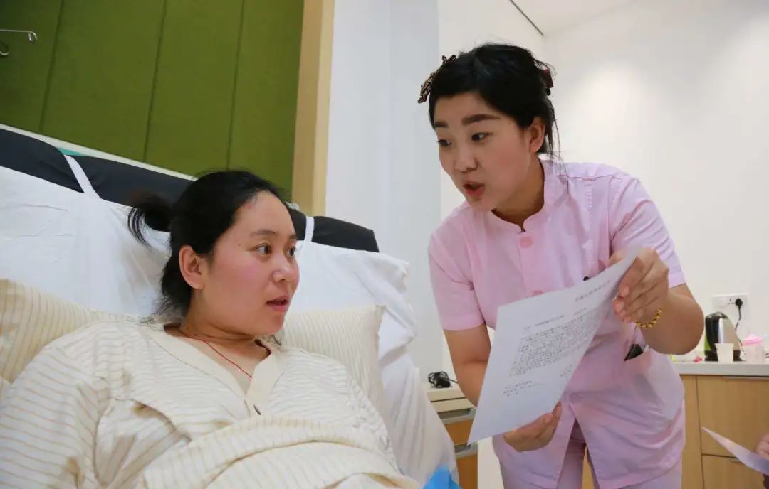 妻子宫口开得慢，这位老公的做法引人称赞，网友大呼“我酸了”