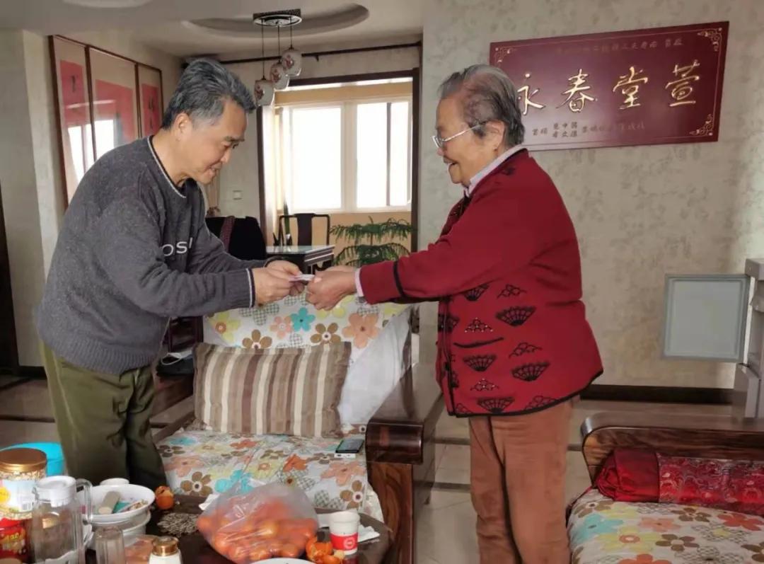 七十岁的老人怎么吹葫芦丝,十二岁小姑娘吹葫芦丝