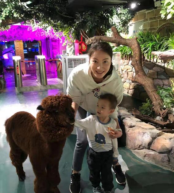 谢杏芳带儿子出游一身名牌超豪气,谢杏芳抱儿子秀恩爱红光满面