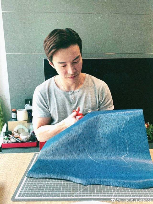 “大嘴猴夫妇”都是宝藏!海兰察亲手制作皮拖鞋,肱二头肌很打眼