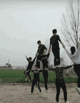 空中一字马搞笑图,一个突如其来的一字马