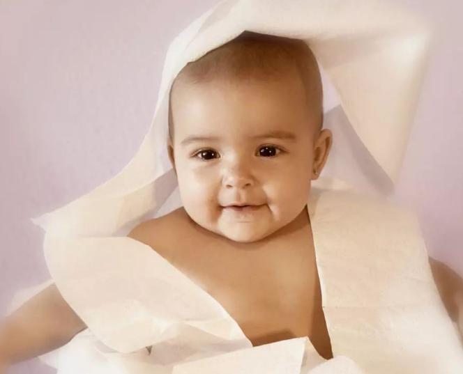 这种纸看似干净,实际比拖把还脏,许多家长成箱的买