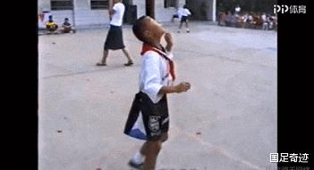 武磊9岁时颠球表演,武磊颠球