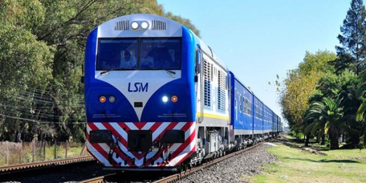 奔驰在大草原上的列车,奔驰在草原上的火车