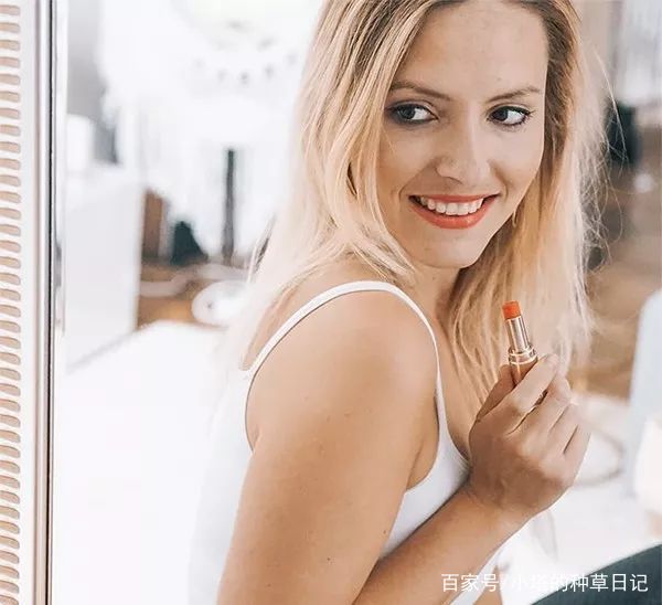 美女化妆涂口红高清自拍,99%的女生涂口红都会犯这个错误