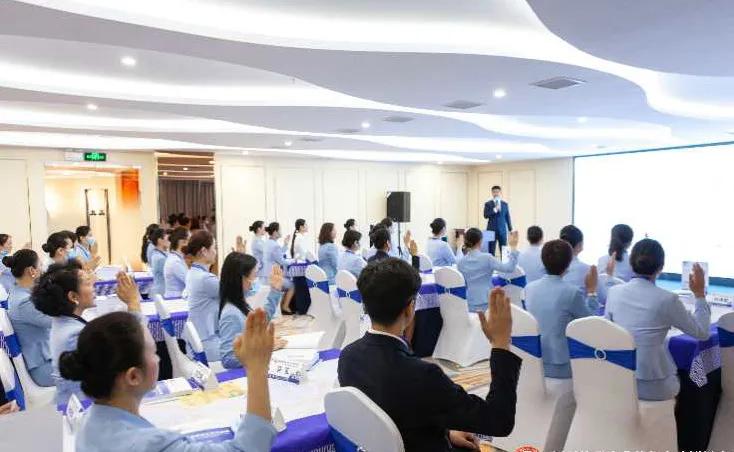 礼仪培训师这个职业怎么样？