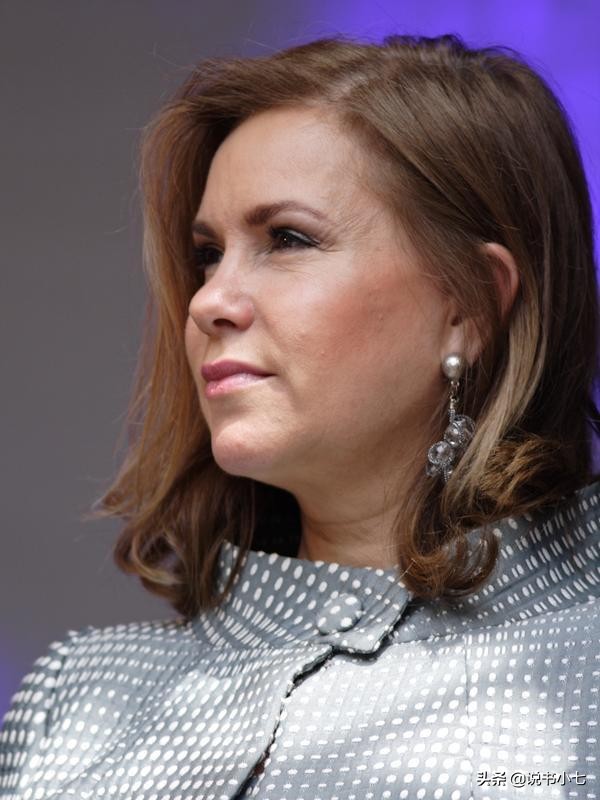 生育2子，王室灰姑娘穿不住水晶鞋，扫地出门后前夫喜迎同款新人