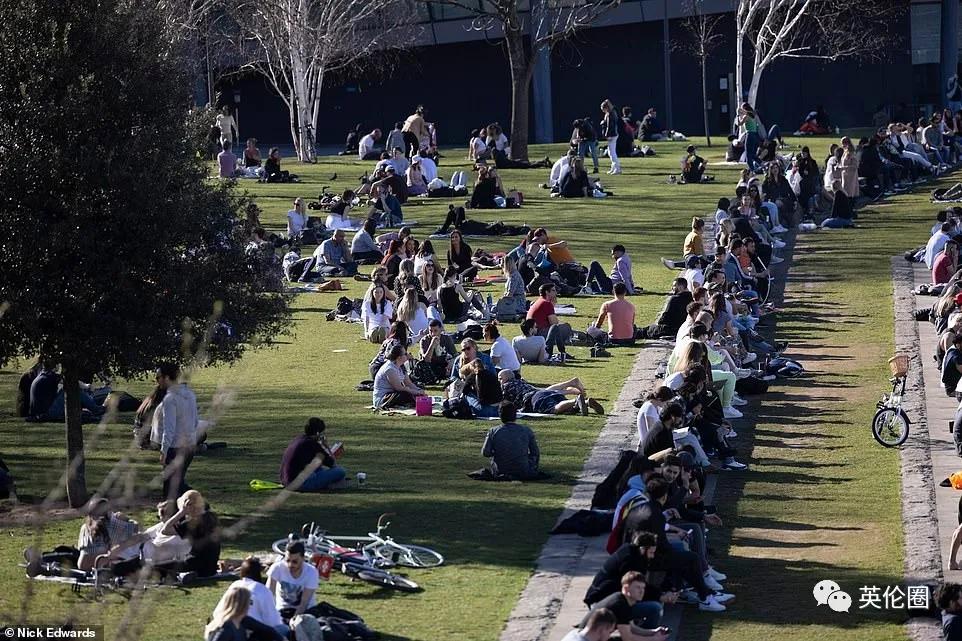 给点阳光就剩比基尼！英国迎来53年最热3月，可疫情还没结束啊