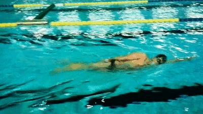 自由泳划水时头往另一边偏,自由泳标准一分钟划水次数