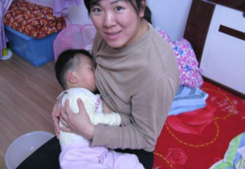 母乳24小时涨奶怎么办,母乳太涨了用吸奶器怎么用