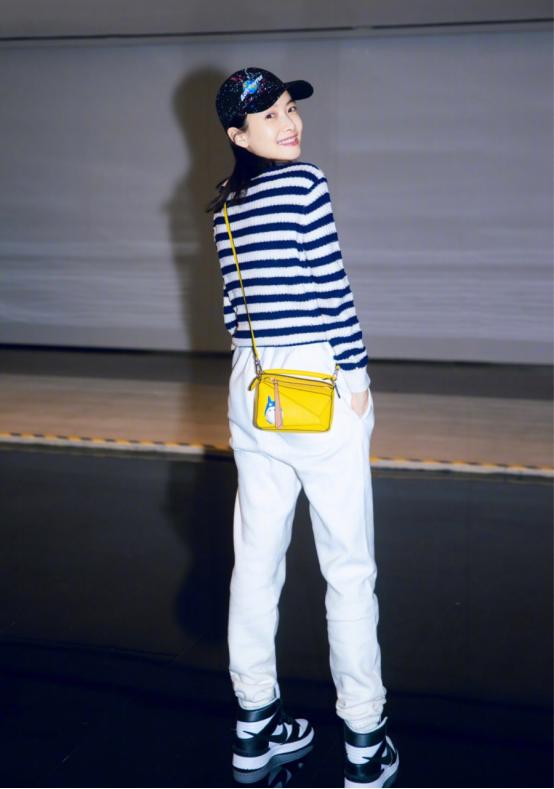 宋茜穿蓝色卫衣机场照,宋茜穿羽绒服