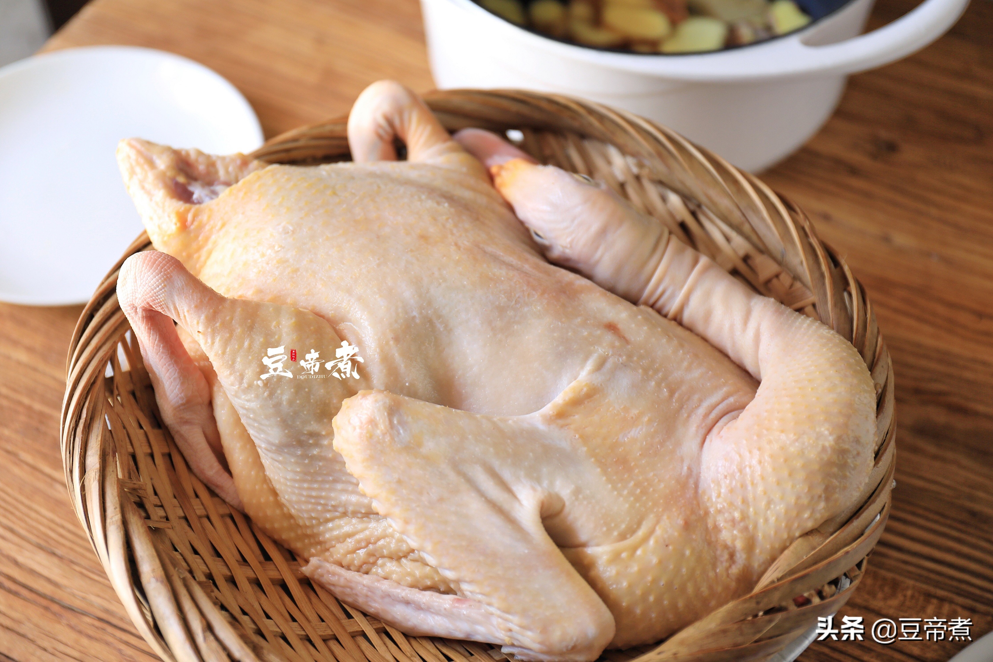 在朋友圈火了，整鸭入锅不用一滴水，鸭肉细嫩好吃，让人垂涎三尺