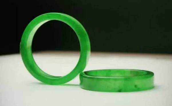 翡翠手镯基本知识大全,翡翠手镯的鉴赏方法和技巧