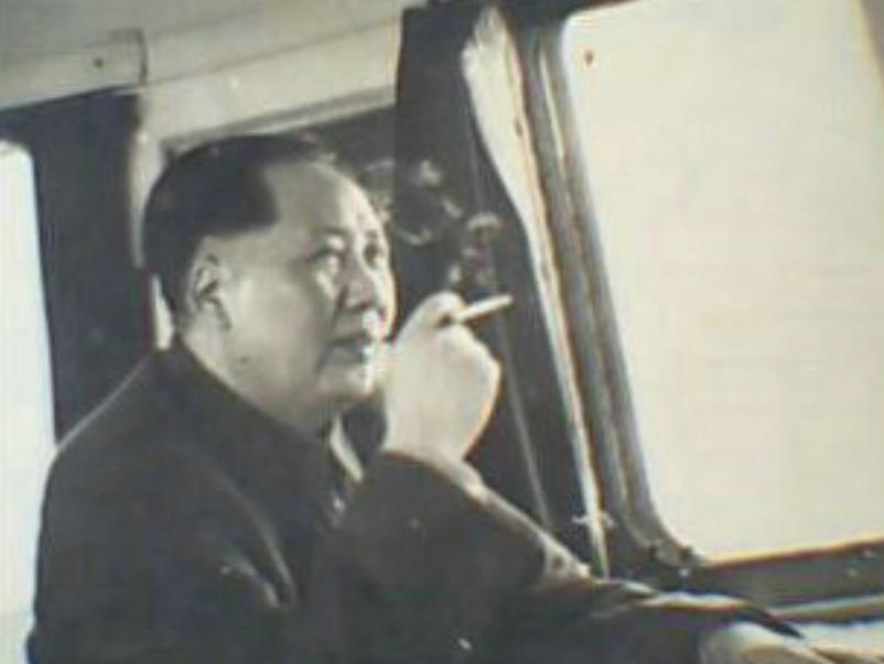 重庆谈判期间，毛主席一支烟让蒋介石后怕不已：此人不可轻视