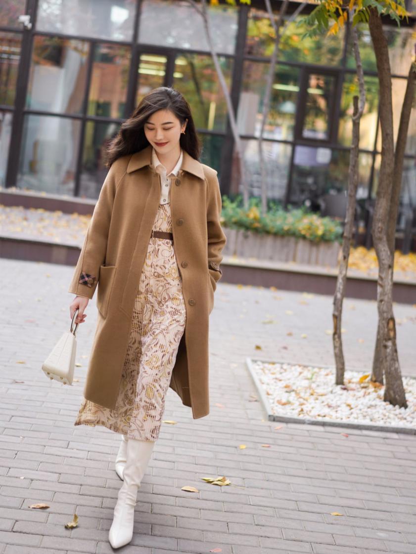 “大衣+裙子”，冬天这么穿，美得优雅又大方