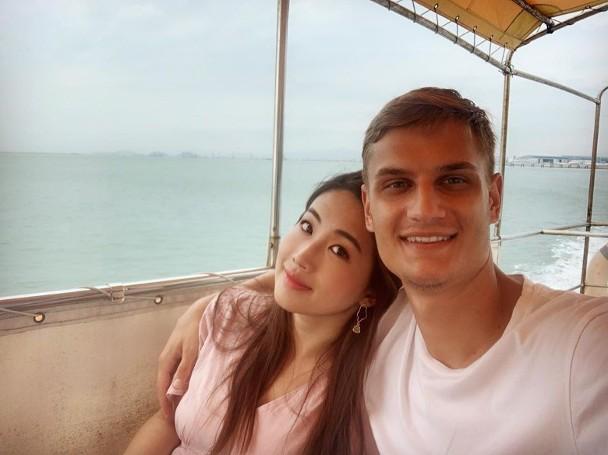 恭喜！27岁TVB亲生女与球员姐弟恋，父亲是身家十亿的LED灯大王