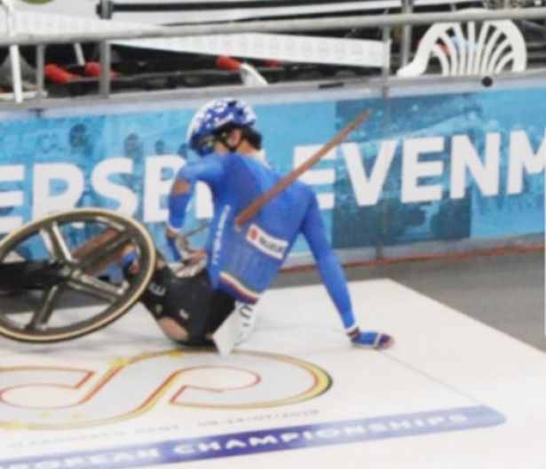 自行车赛事选手被车割伤,骑摩托比赛被木棍刺穿