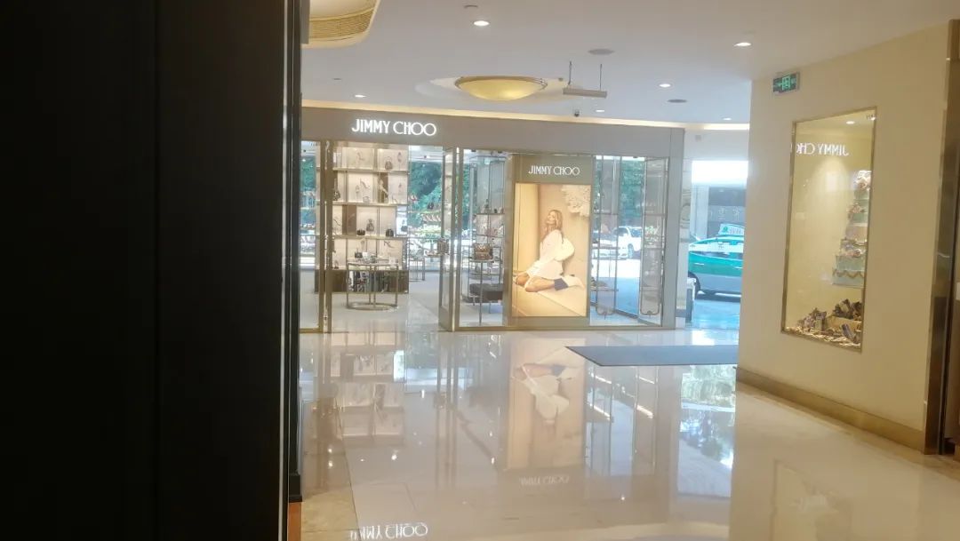 痛心!昔日爱马仕变发廊,这个顶奢商场还有救吗?