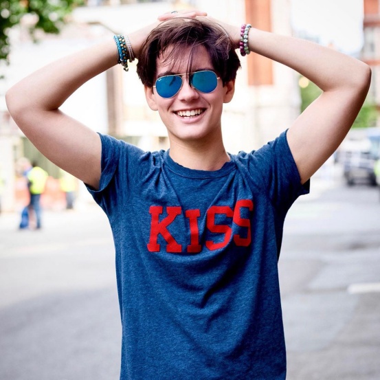 14岁成为英国最小CEO，客户覆盖全球，他的颜值和衣品还不输模特