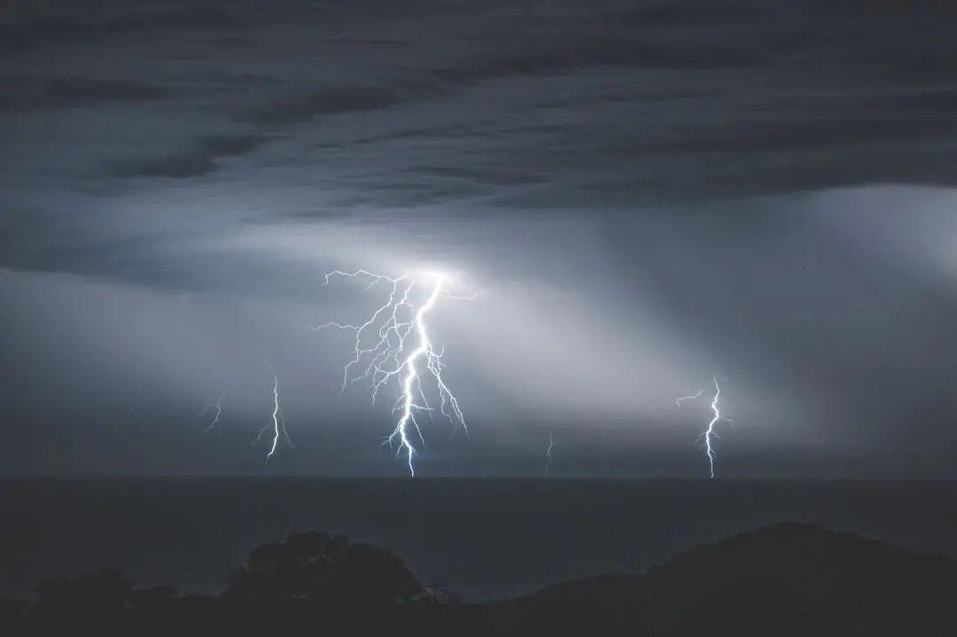 瓢泼大雨英文怎么说,滂沱大雨用英语怎么说