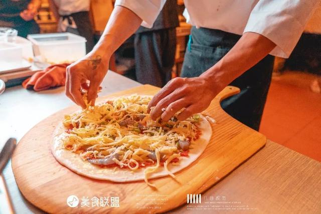 昆明这家开在76年前电影院的餐吧，手工披萨被写进国外旅游攻略