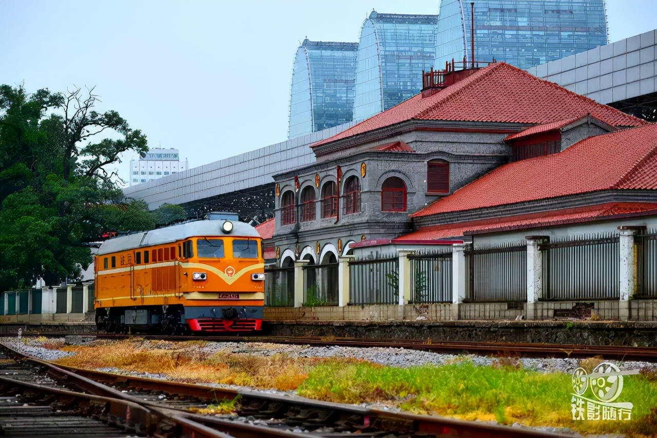 火车来了行人车辆请注意安全,行人车辆请注意火车就要来了