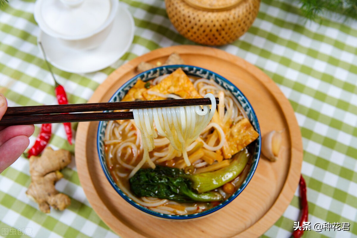 目前餐饮加盟十大排行榜有哪些啊,现在餐饮最火爆的加盟