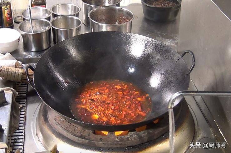 厨师教你泥鳅正确做法,麻辣泥鳅穿豆腐四川做法