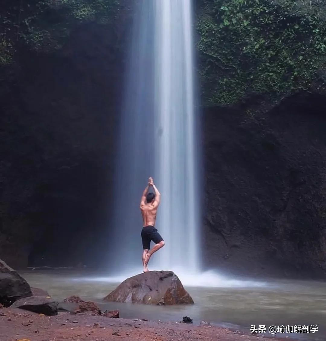 自律练瑜伽的男士,坚持练习瑜伽的男人刚柔并济