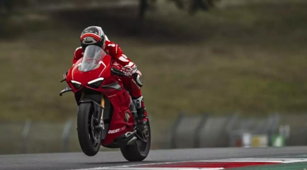 杜卡迪v2和v4怎么选,杜卡迪supersport