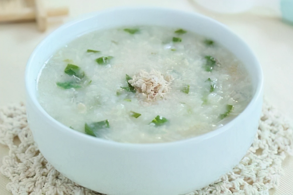 六个月宝宝正确的辅食喂养方式,六个月吃辅食吃多少餐