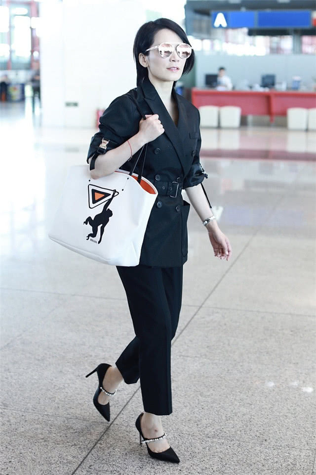 穿条背带就敢出门，侧身时让人倒吸一口气