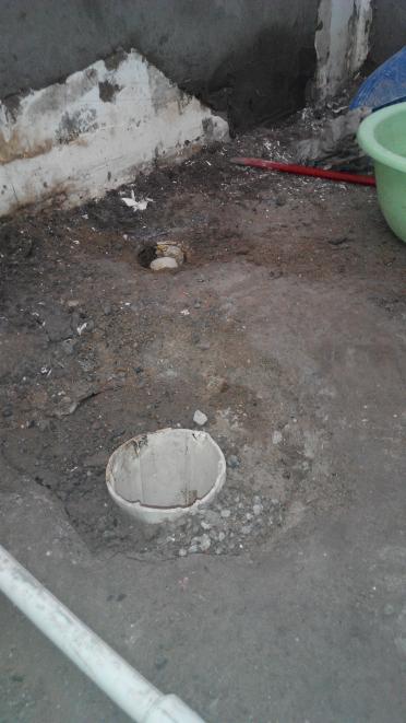 钢锯条锯马桶下水管多余部分,马桶下水管被师傅切平了