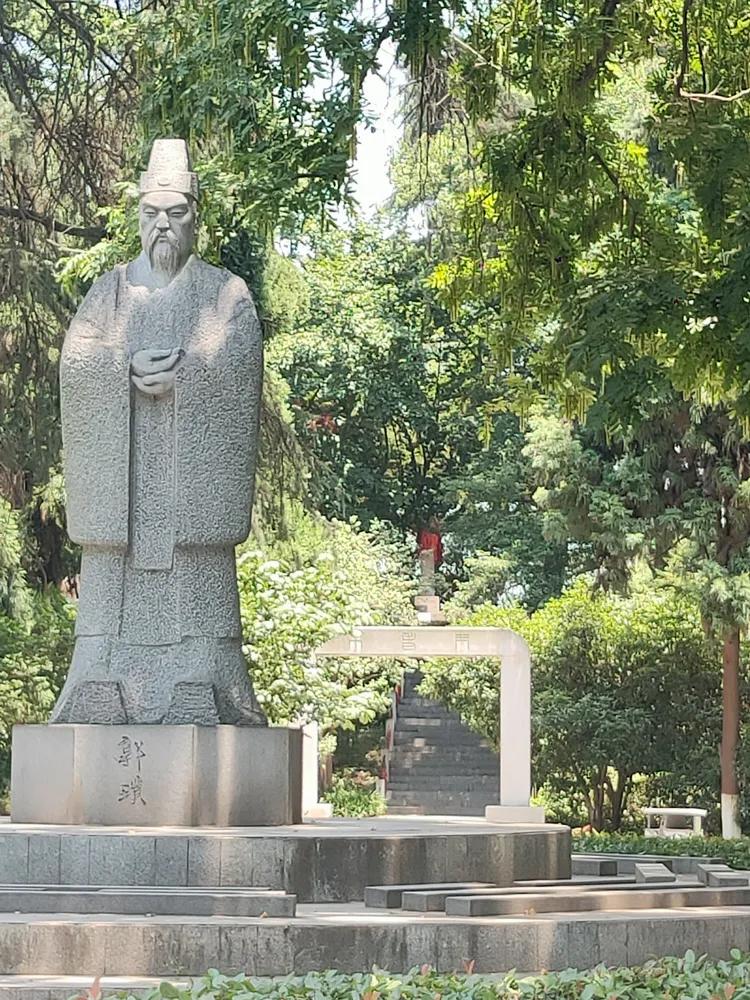 曾作为禁地，与外界隔绝二百六十多年的“玄武湖”，今日锣鼓喧天